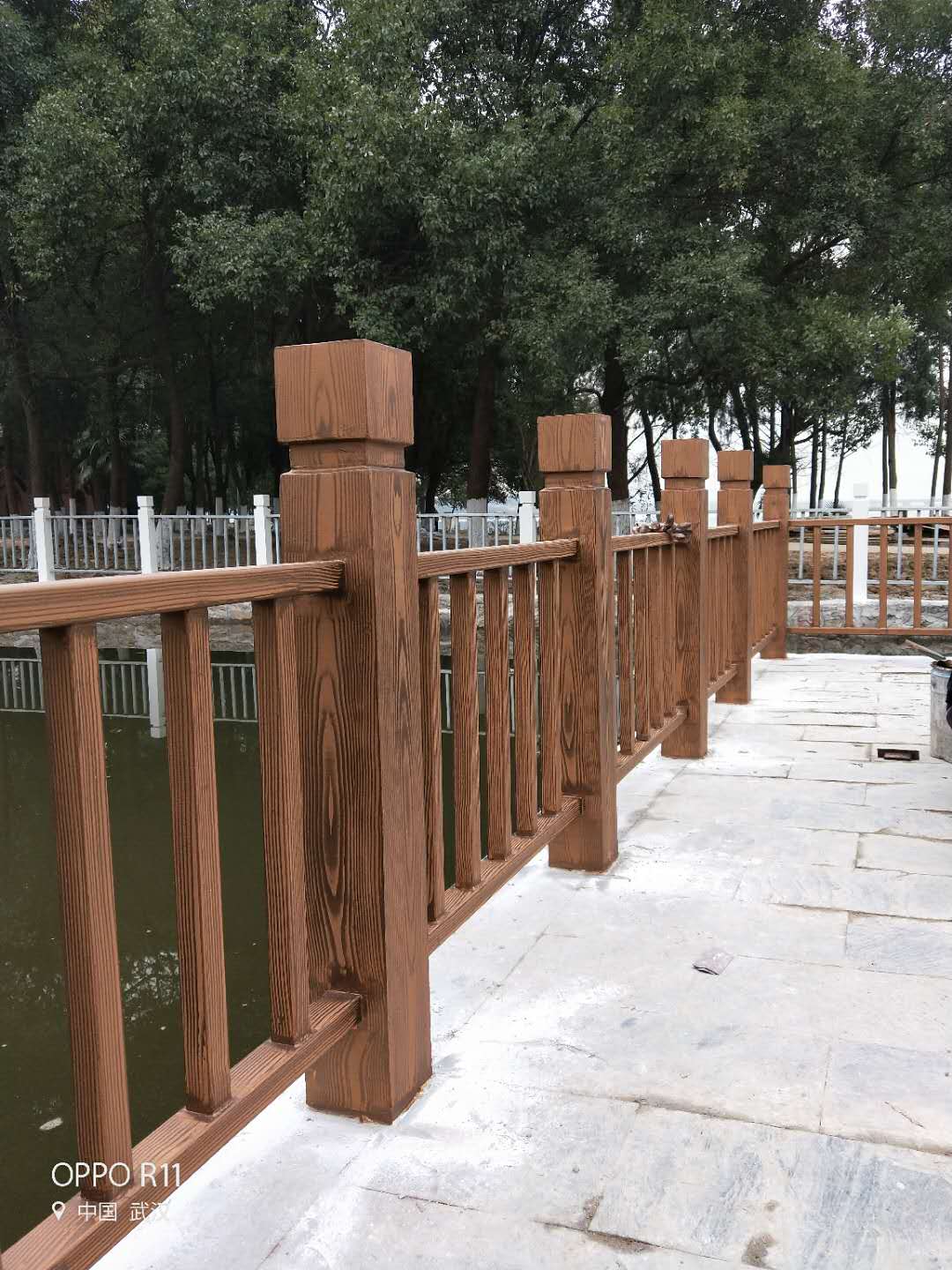 永川河道护栏木纹漆施工项目